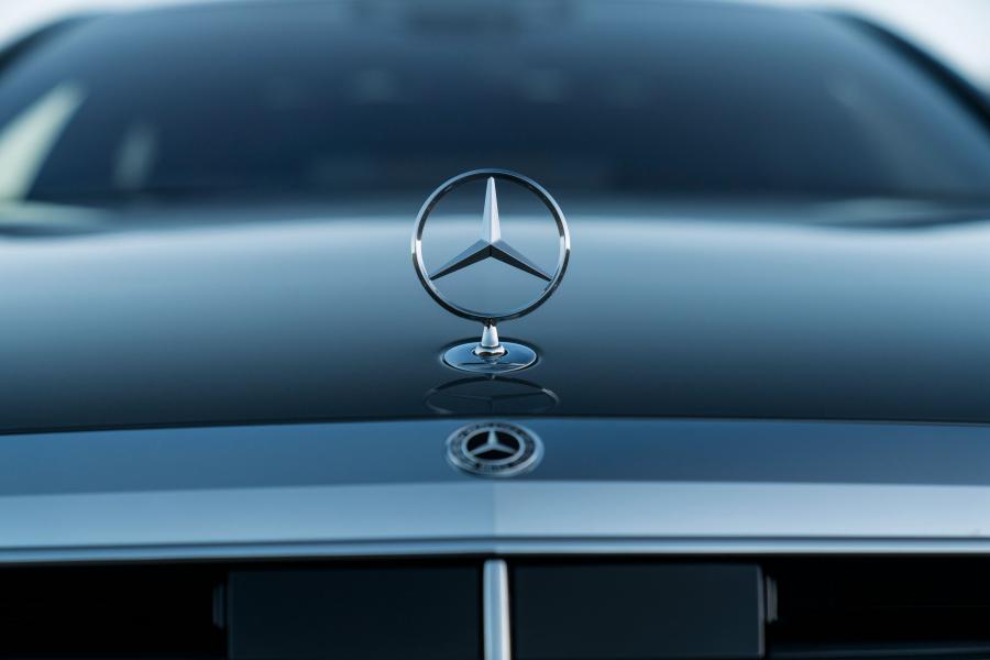 Логотип Mercedes-AMG S63 4Matic+ Lang (V222) 2017 года  (AU) (фото 6 из 40)